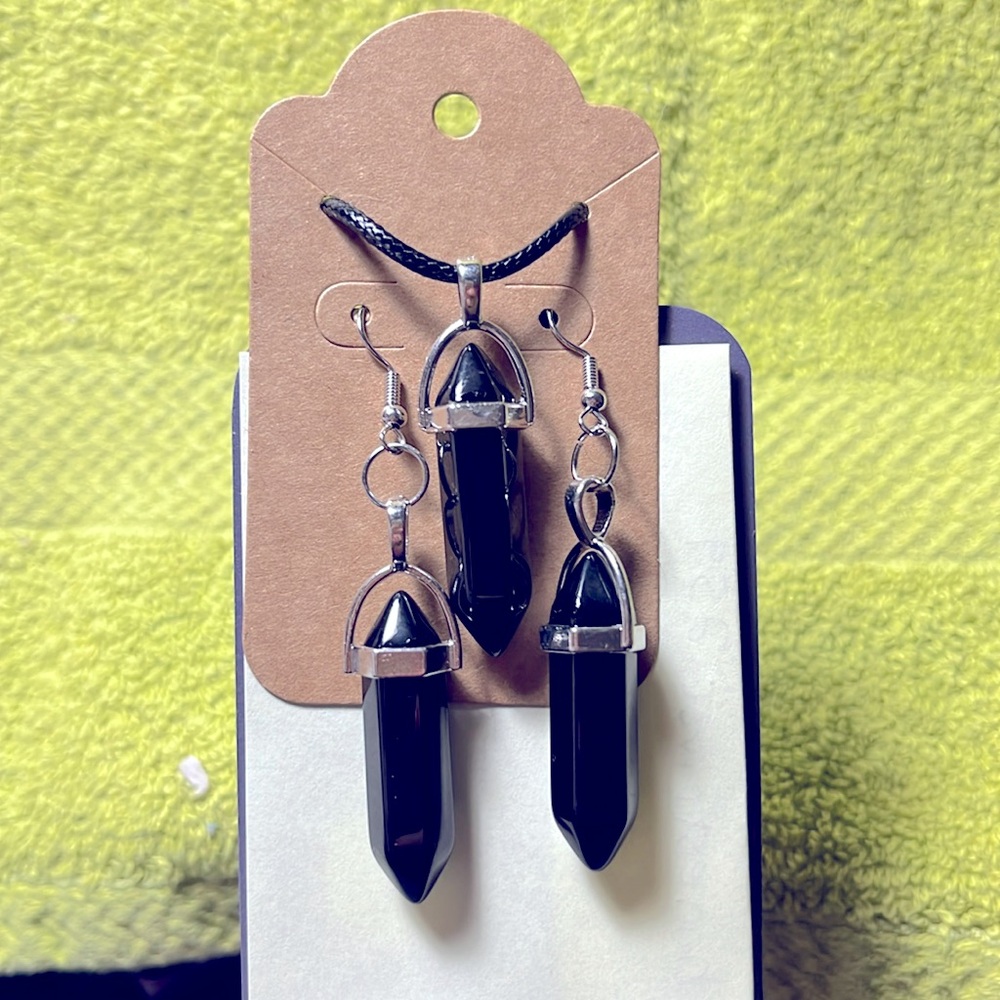 Black pendant‎ necklace and earring set.
